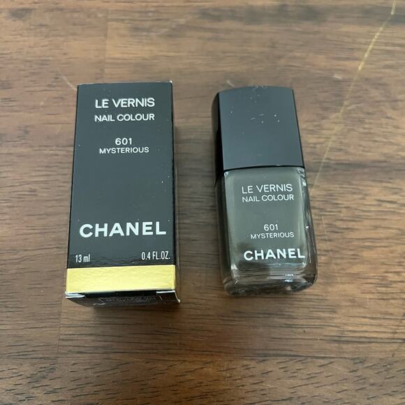 New CHANEL Le Vernis Nail Colour 601 Mysterious Deep Khaki Olive - Picture 2 of 4